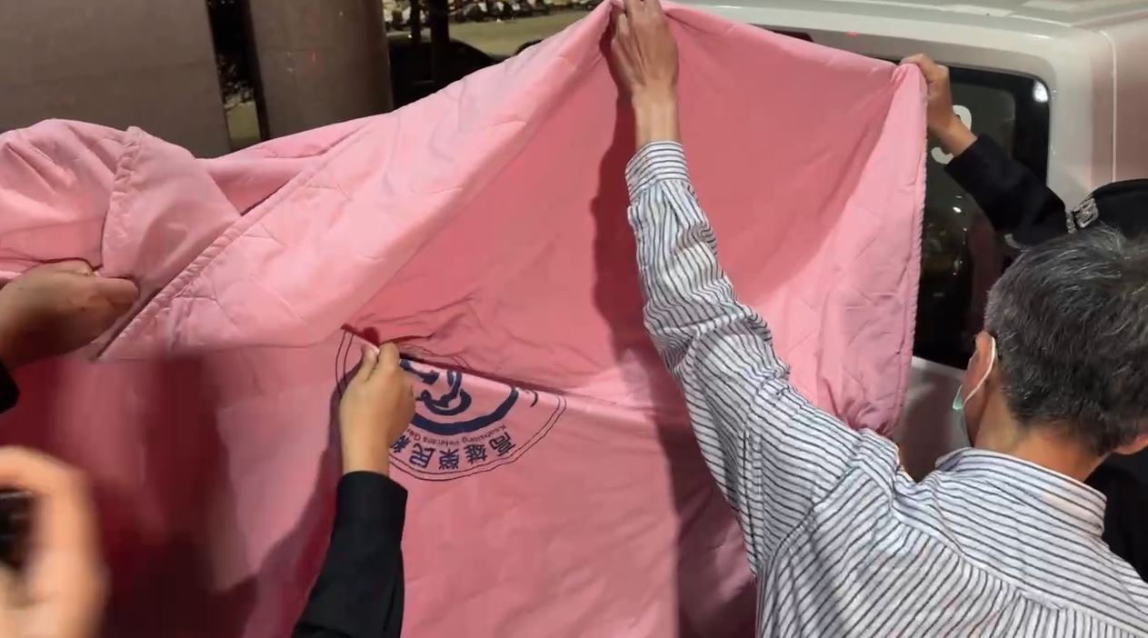 到院畫面曝光！高雄榮總「人牆築通道」將陳光復推進急診室