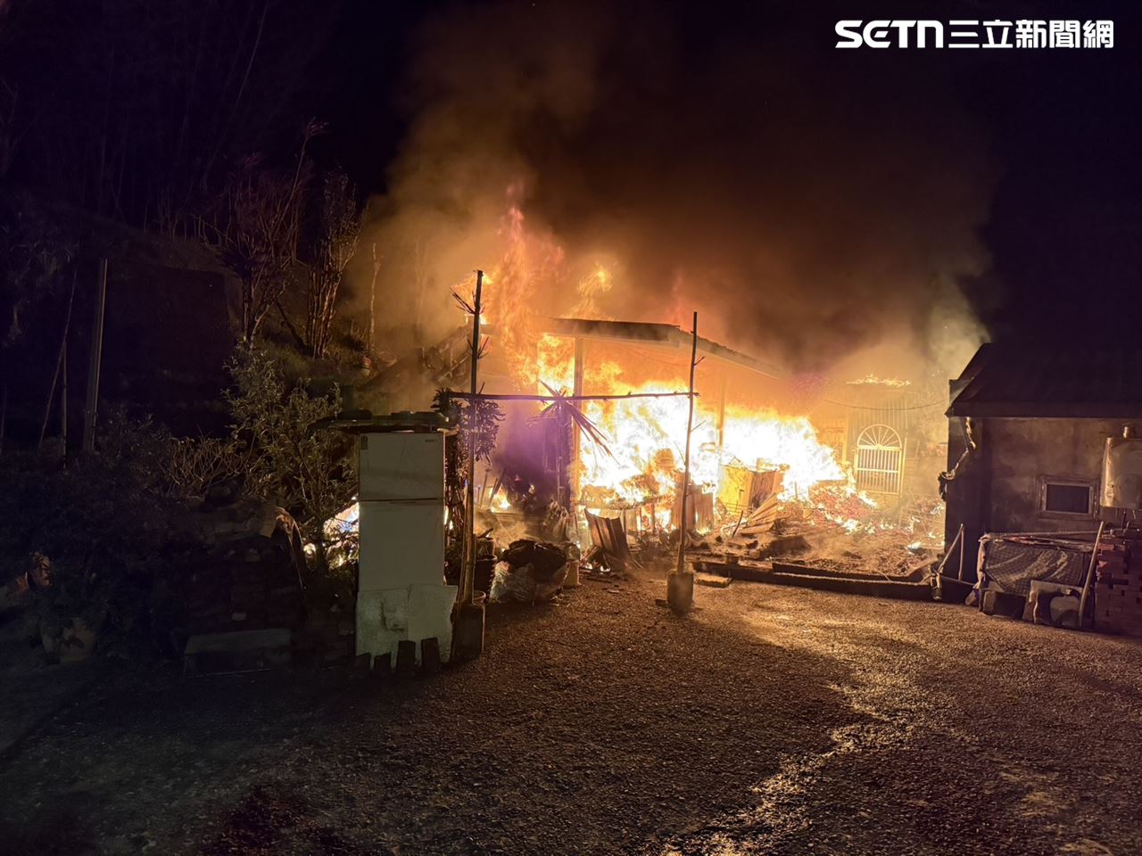 驚人大火染橘夜空！工具間突竄火舌全面燃燒　新北屋主淡定：不用查了