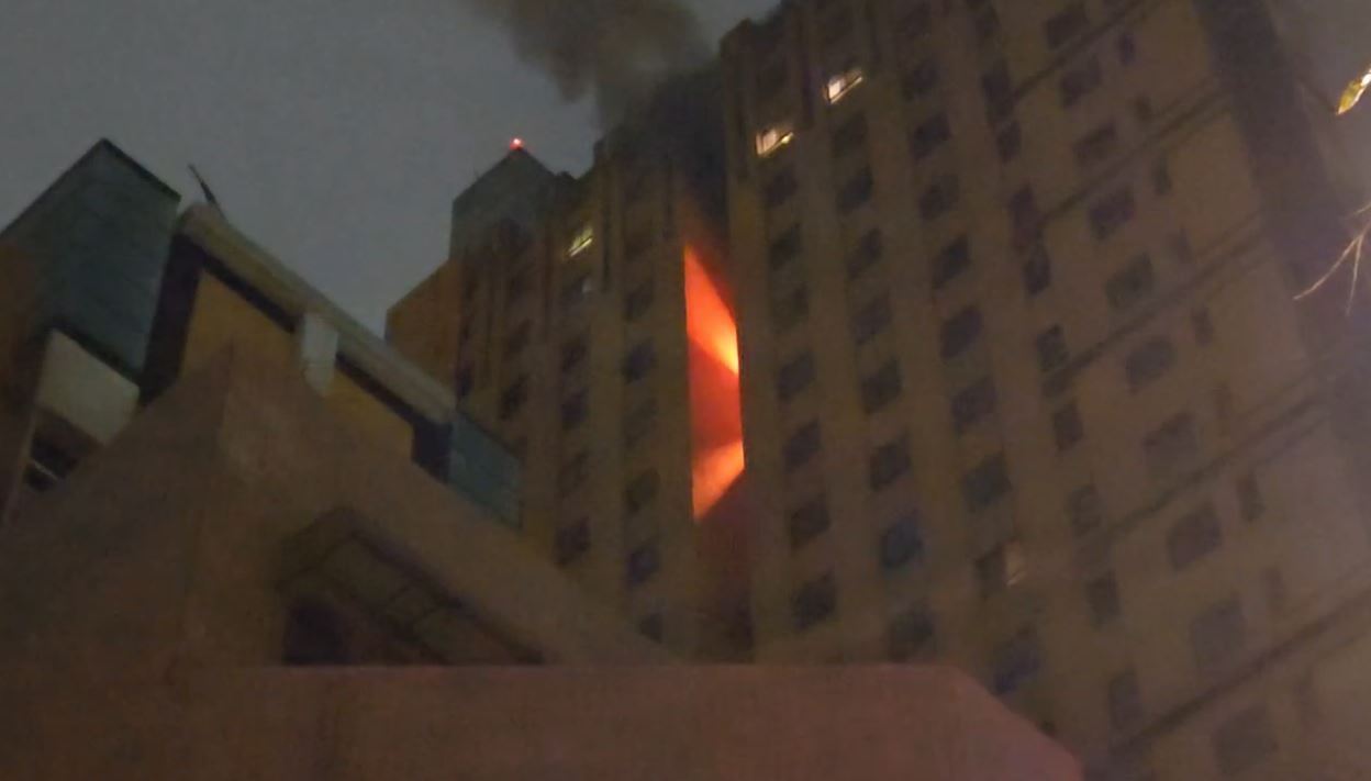 快訊／台中西區「大樓起火」22樓冒火光7人待救！上百住戶疏散中