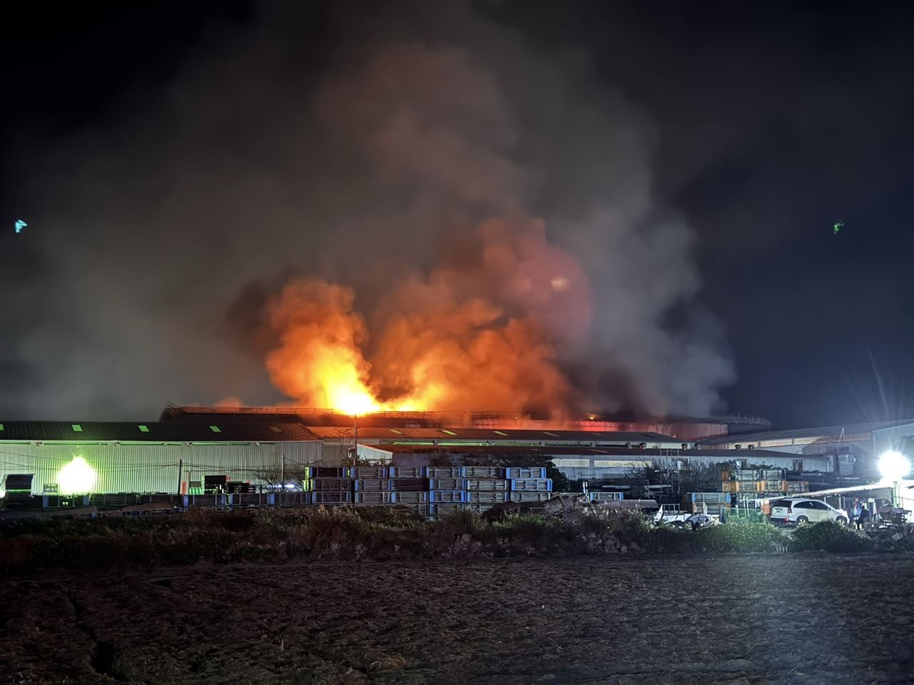 快訊／桃園暗夜大火！大園連棟鐵皮工廠全面燃燒中　驚悚畫面曝光