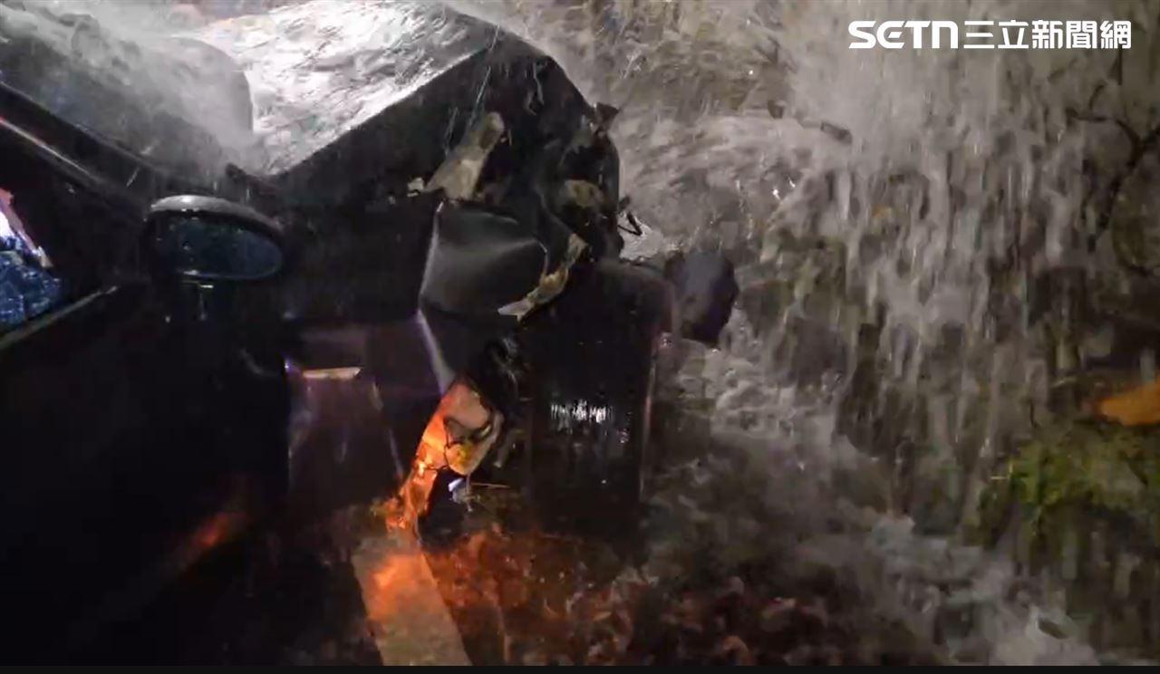 快訊／高雄BMW撞斷消防栓⋯駕駛水花中氣絕！救護車緊急送醫搶救中