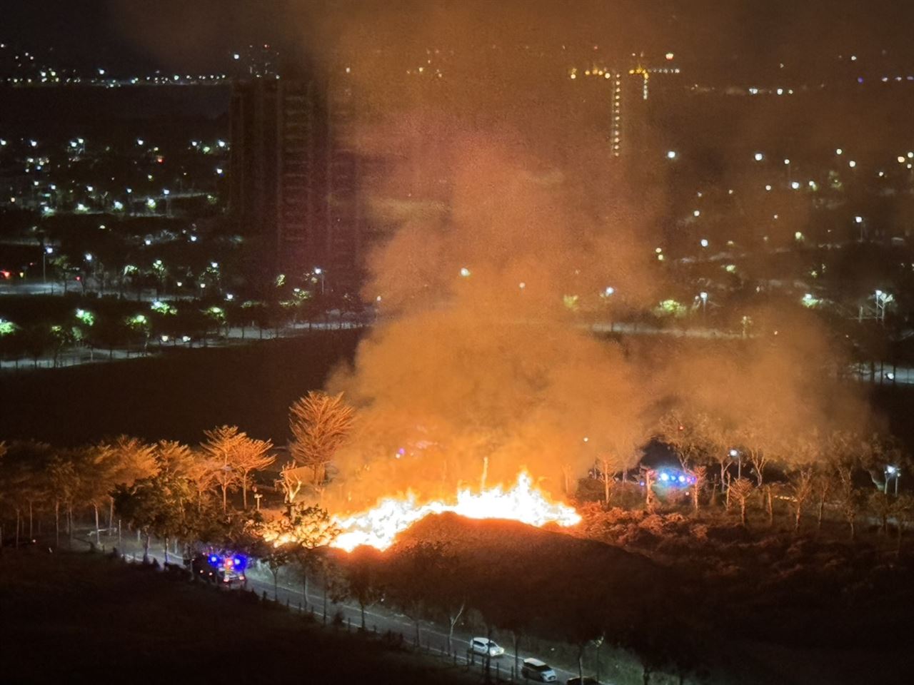 快訊／驚悚火勢曝光！高雄橋頭「空地遭火舌覆蓋」　住戶：有聽到煙火聲