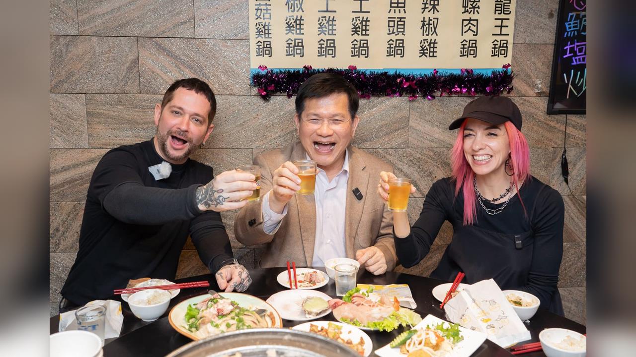 首來台就吃這一桌！林佳龍招待巴拉圭網紅大啖熱炒　用台灣日常交朋友