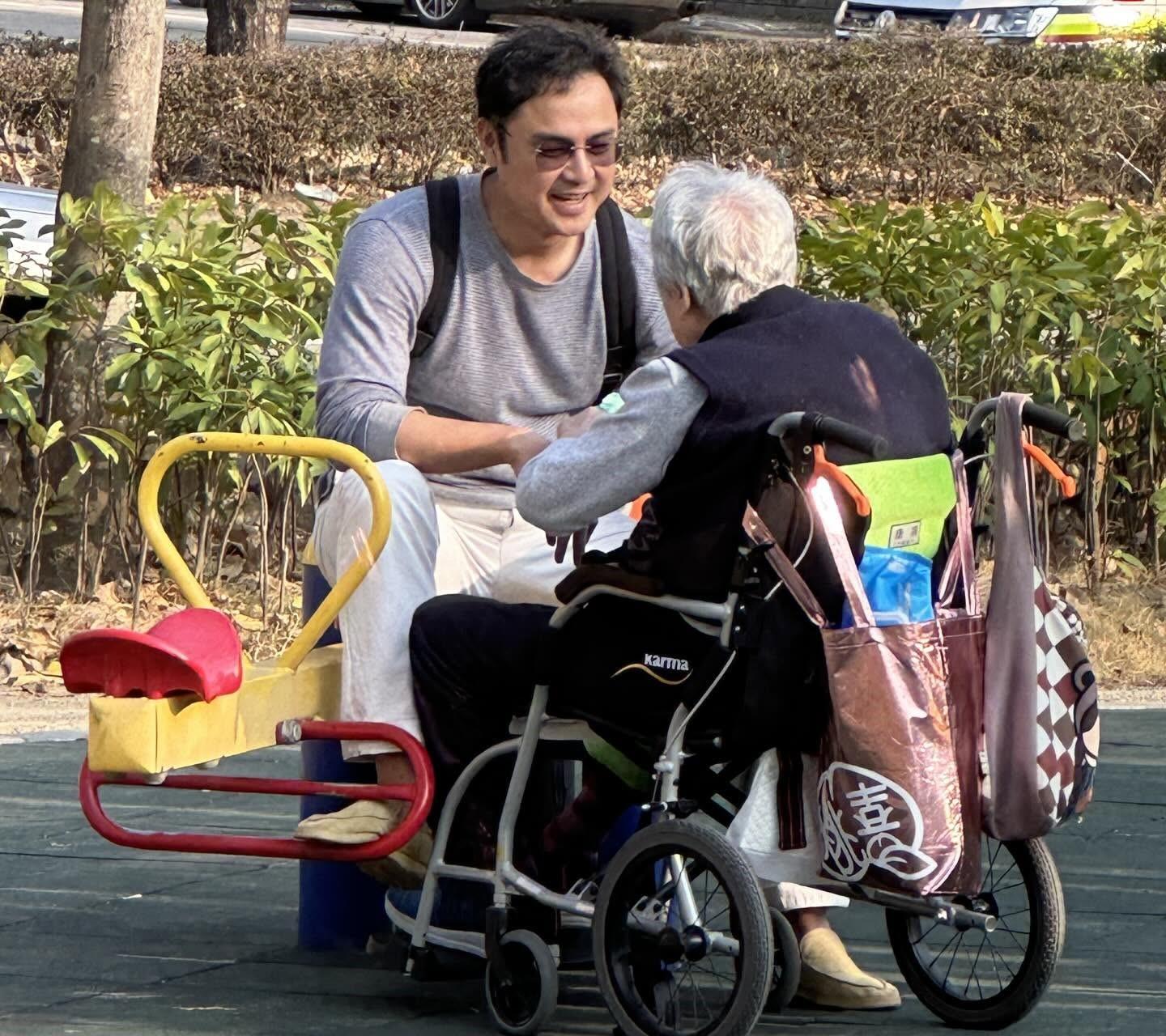 明道過年返台盡孝！陪7旬母親公園散步　感動上萬網友