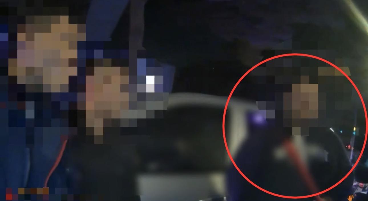 影/新北板橋男子當街亮斧頭嚇壞人　警社維法送辦