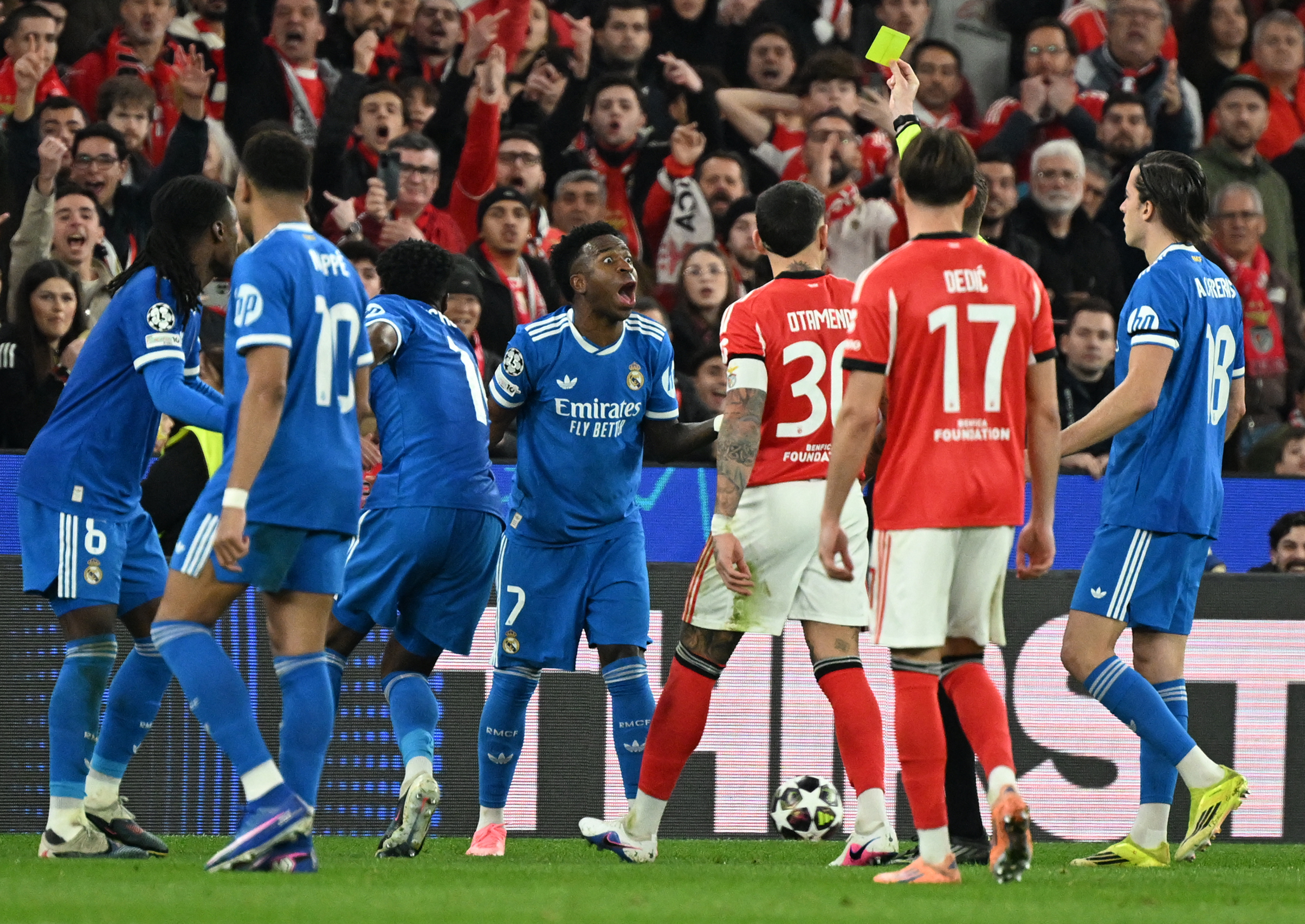 歐冠》賽場再傳種族歧視汙點！　維尼修斯遭辱罵怒退場抗議中斷10分鐘