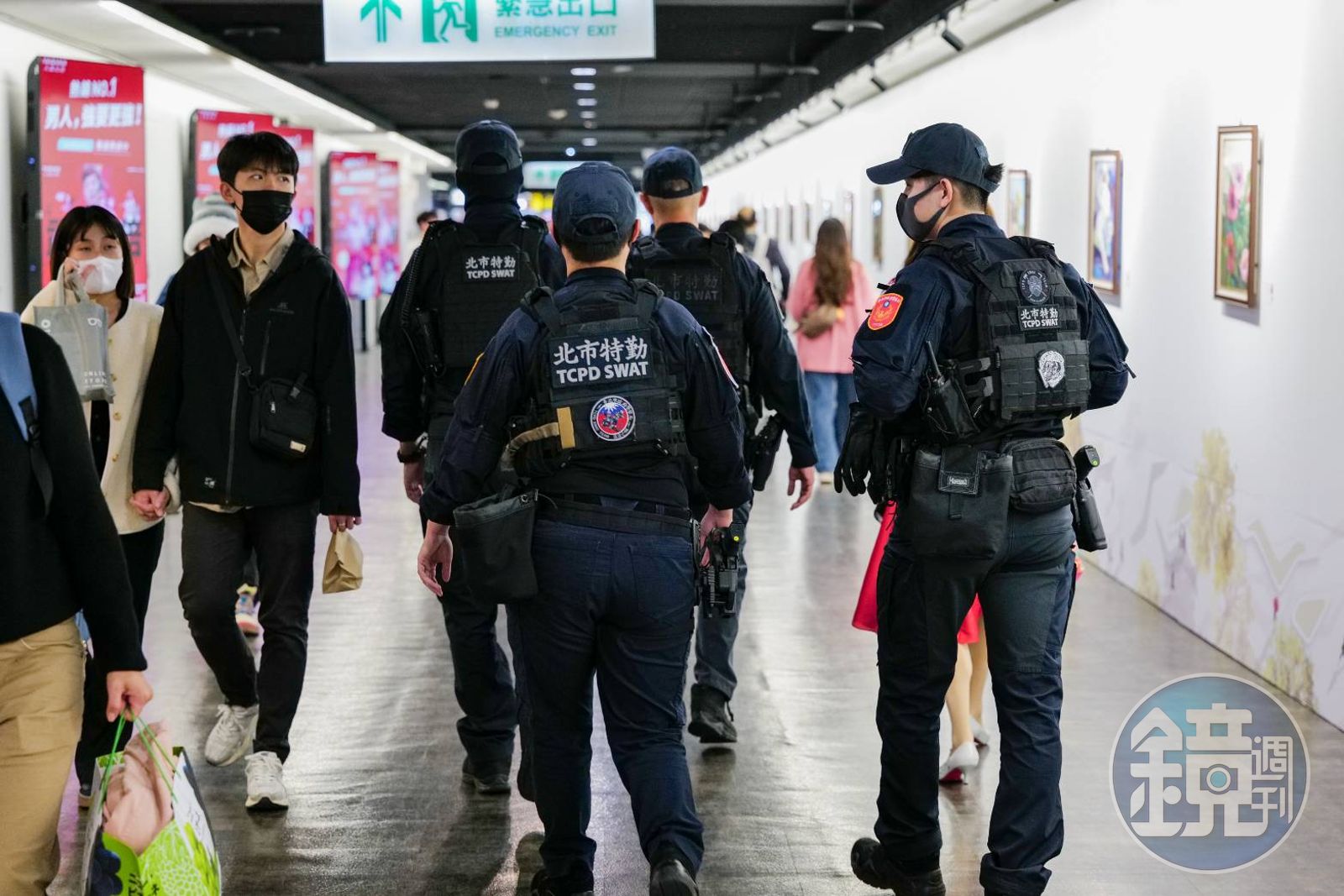 男子「刀插口袋」搭捷運！大批警力持盾牌衝入中山站　乘客嚇壞