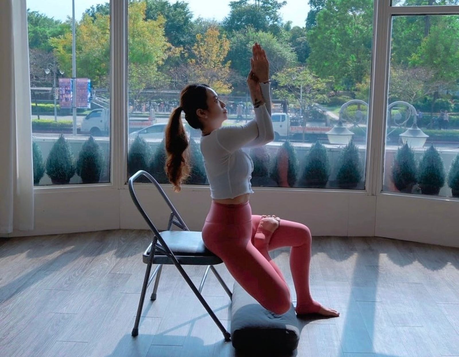 馬年瑜伽1／久坐、吃太多、滑手機　初三用「一張椅子」救回身體