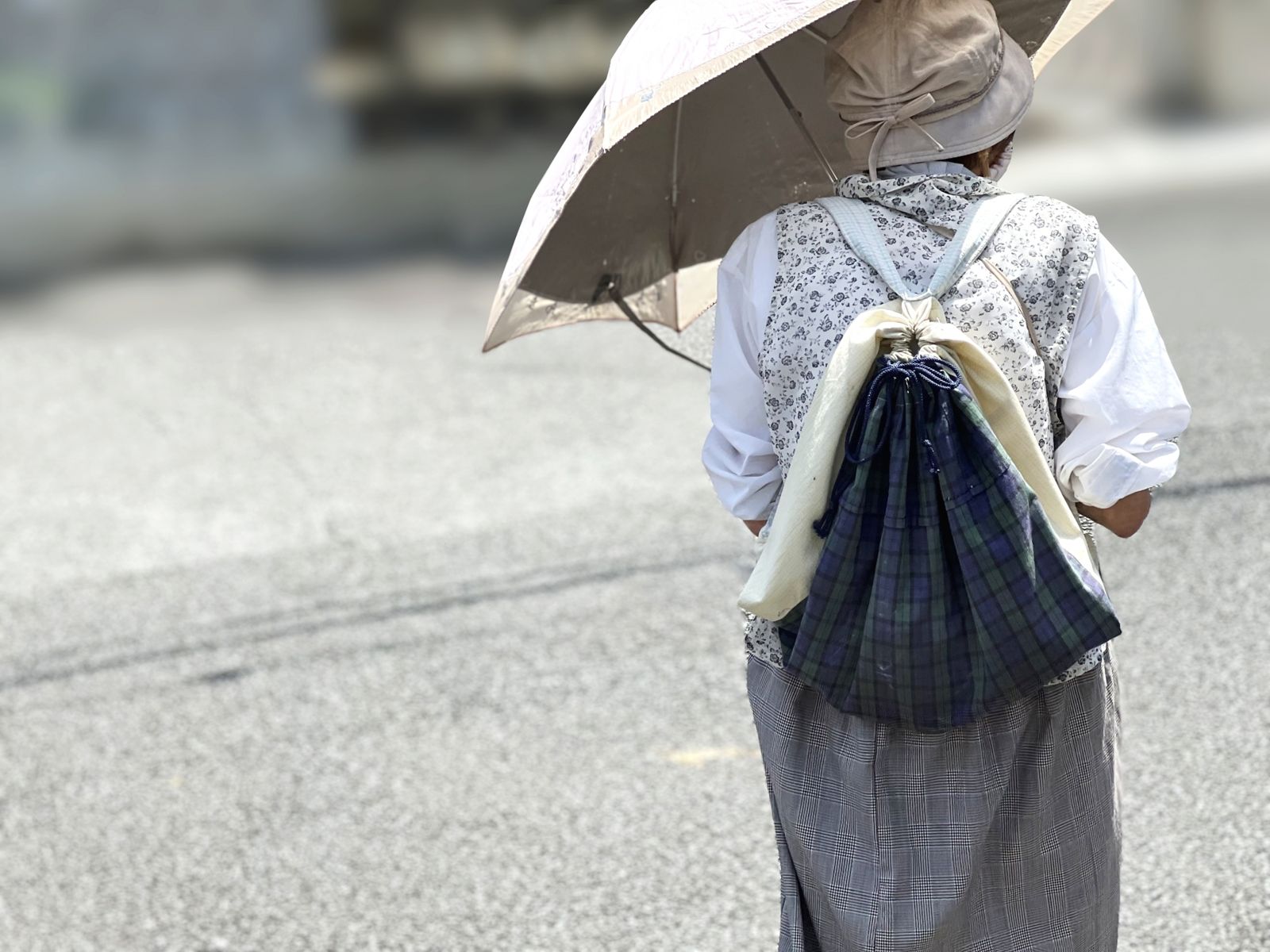 8旬阿嬤每天窩麥當勞16小時「做一事」　全網感動：找到前進的力量