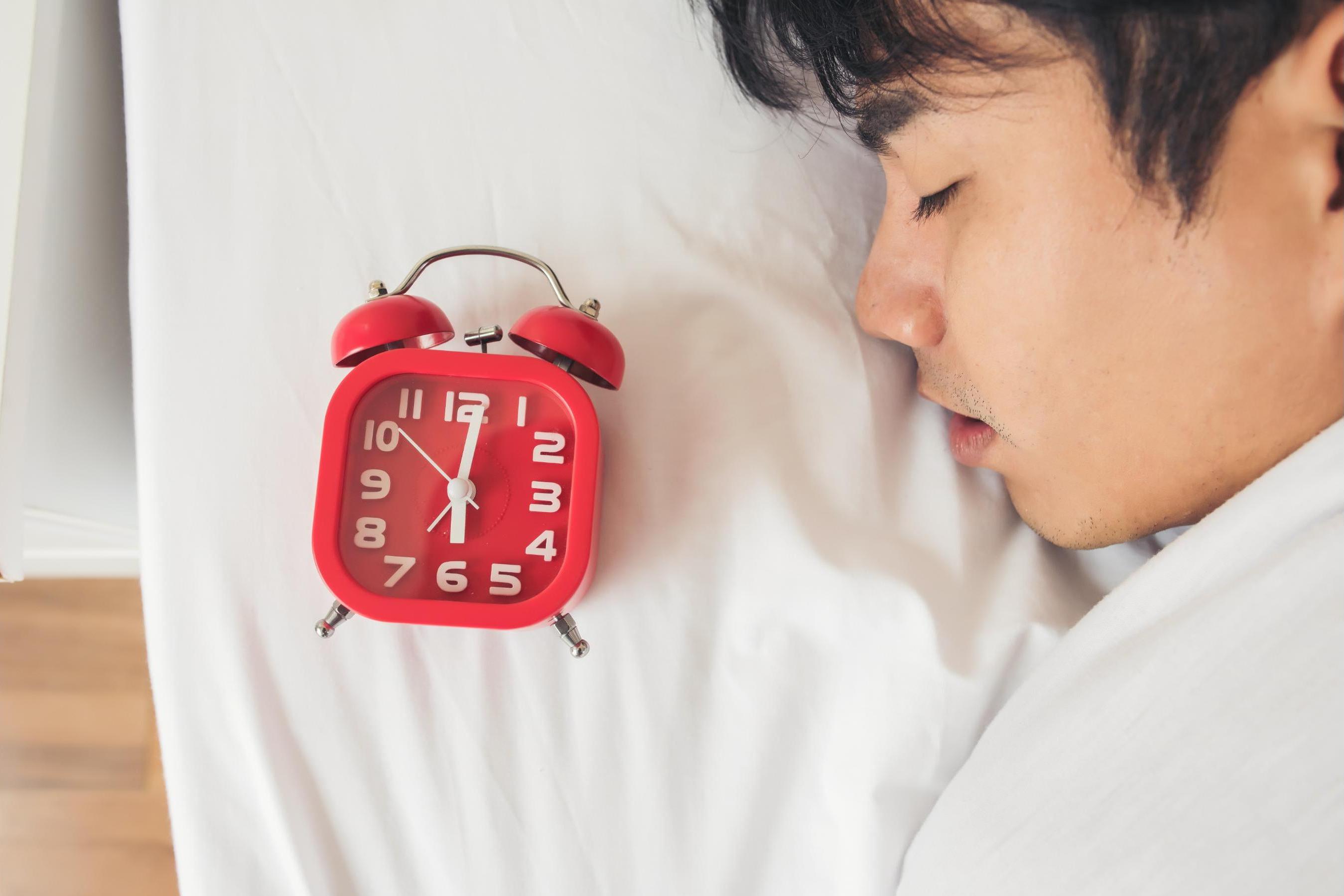 過年狂補眠反而更累？研究揭「社交時差」讓壞菌變多、甜食慾望暴增