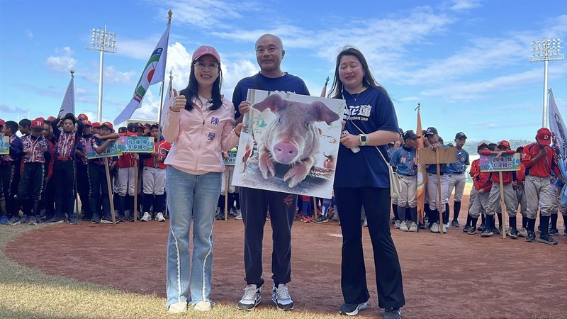 耕元盃棒球賽落幕　啦啦隊獎送出6頭豬 (圖)