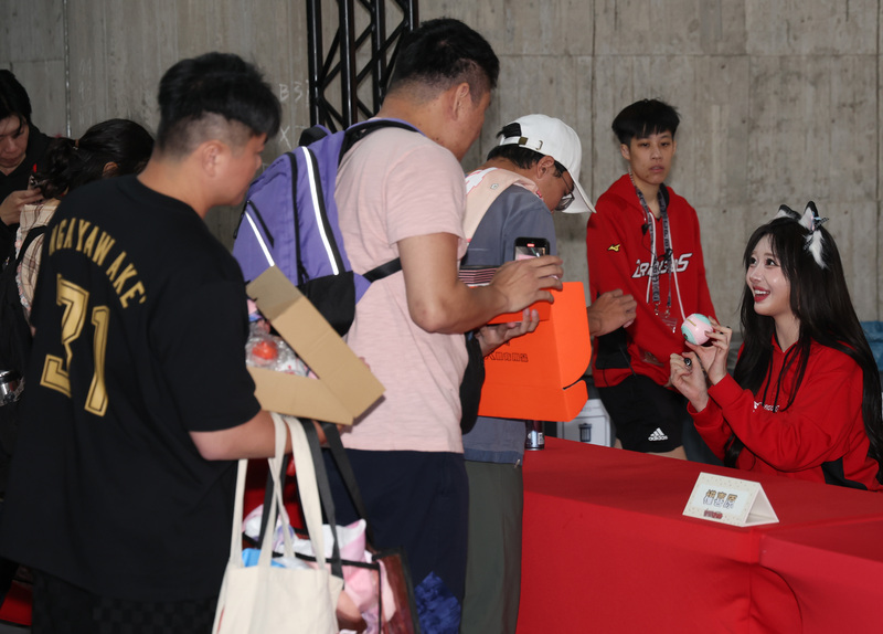 味全龍感謝祭　小龍女亮相簽名會（3）...