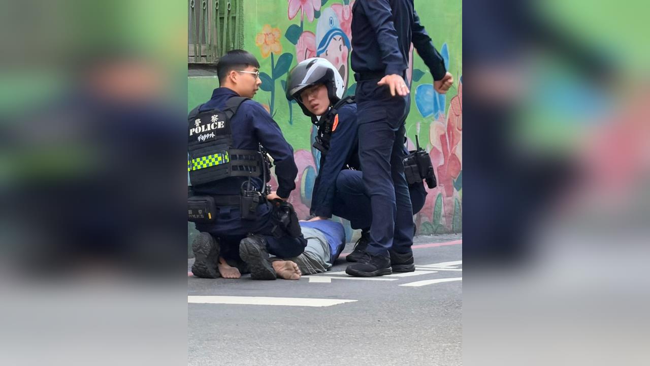 心情不好? 板橋醉漢手持菜刀逛大街 遭警壓制強制送醫