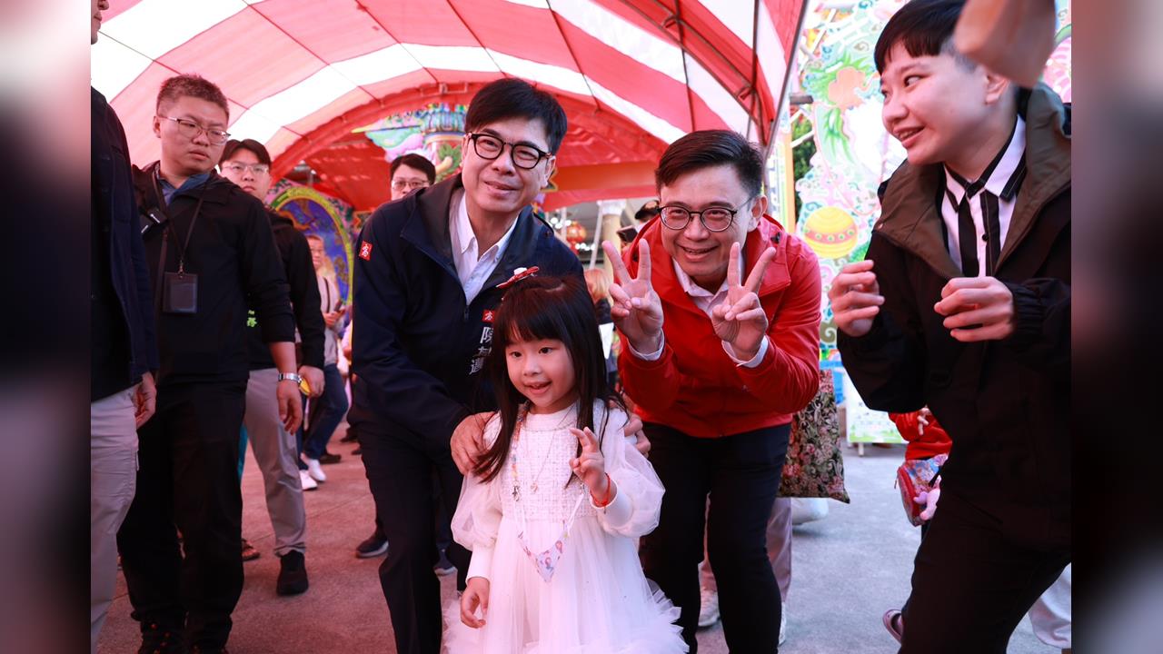 綠營DNA是團結！賴瑞隆陪同走春　陳其邁暖喊：明年排隊領賴市長紅包