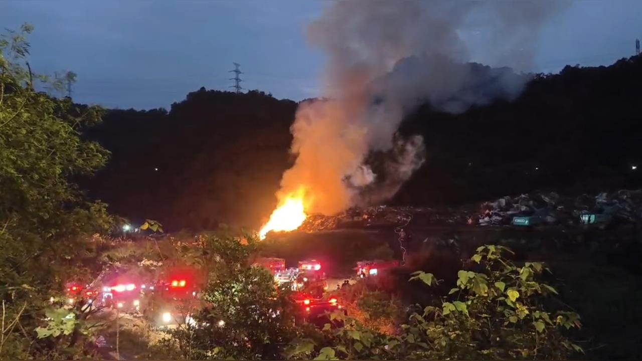 門窗速緊閉！台北南港垃圾掩埋場清晨大火　濃煙竄天灌救中