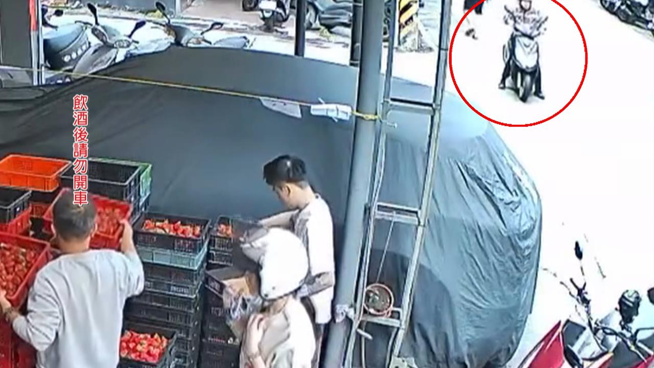 老翁騎車自摔！　草莓攤老闆攙扶「聞到這味道」　警方到場逮捕