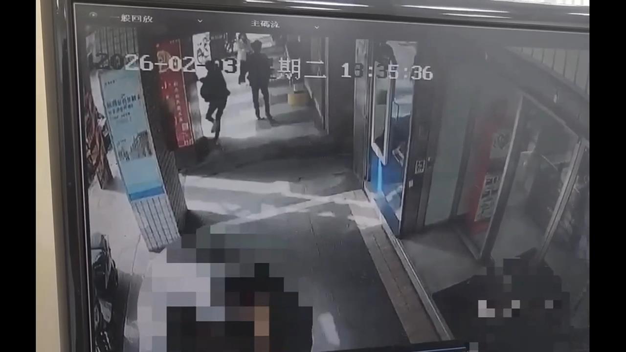 黑吃黑? 婦人面交車手705萬 黑衣男搶走"飛車逃逸"