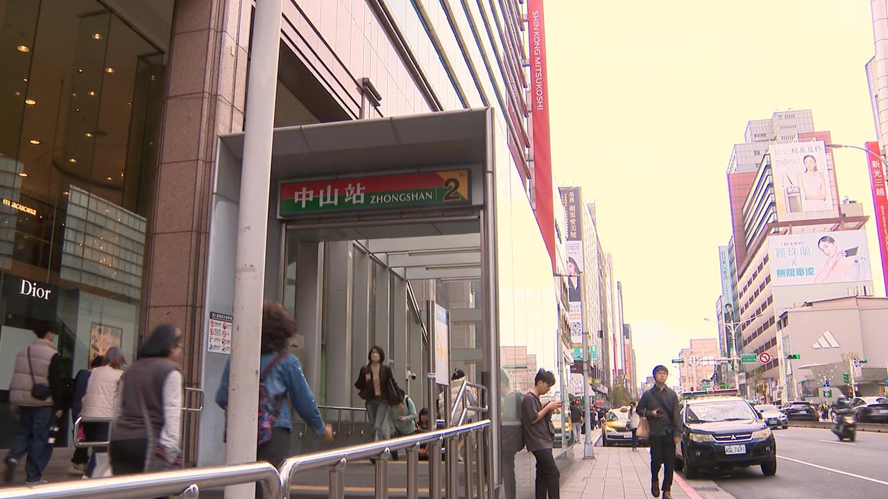 中山捷運站驚魂! 女狠踩被害男 折返亮美工刀追砍