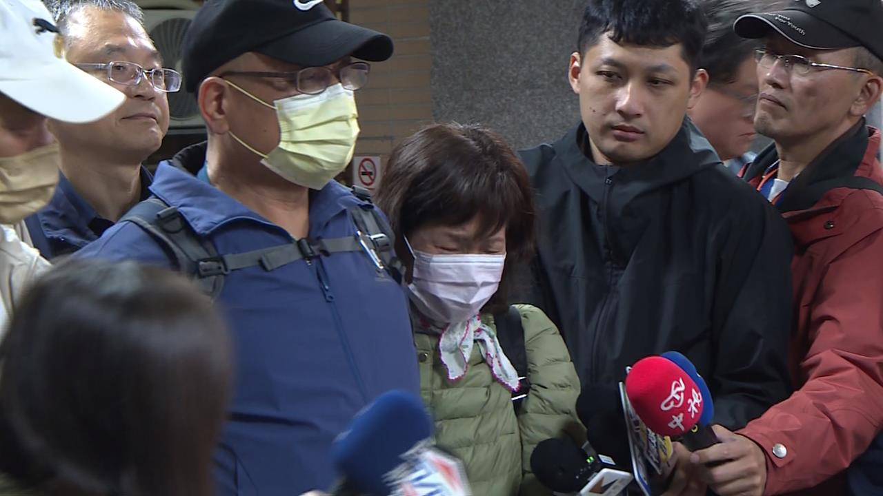 毒駕拖行警致死! 女"一審判死" 殉職所長父母當庭下跪謝法官