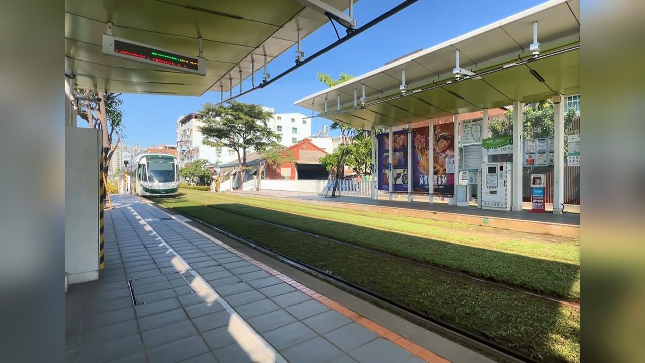 初四出事了！行人硬闖高雄輕軌　釀列車停駛40分鐘