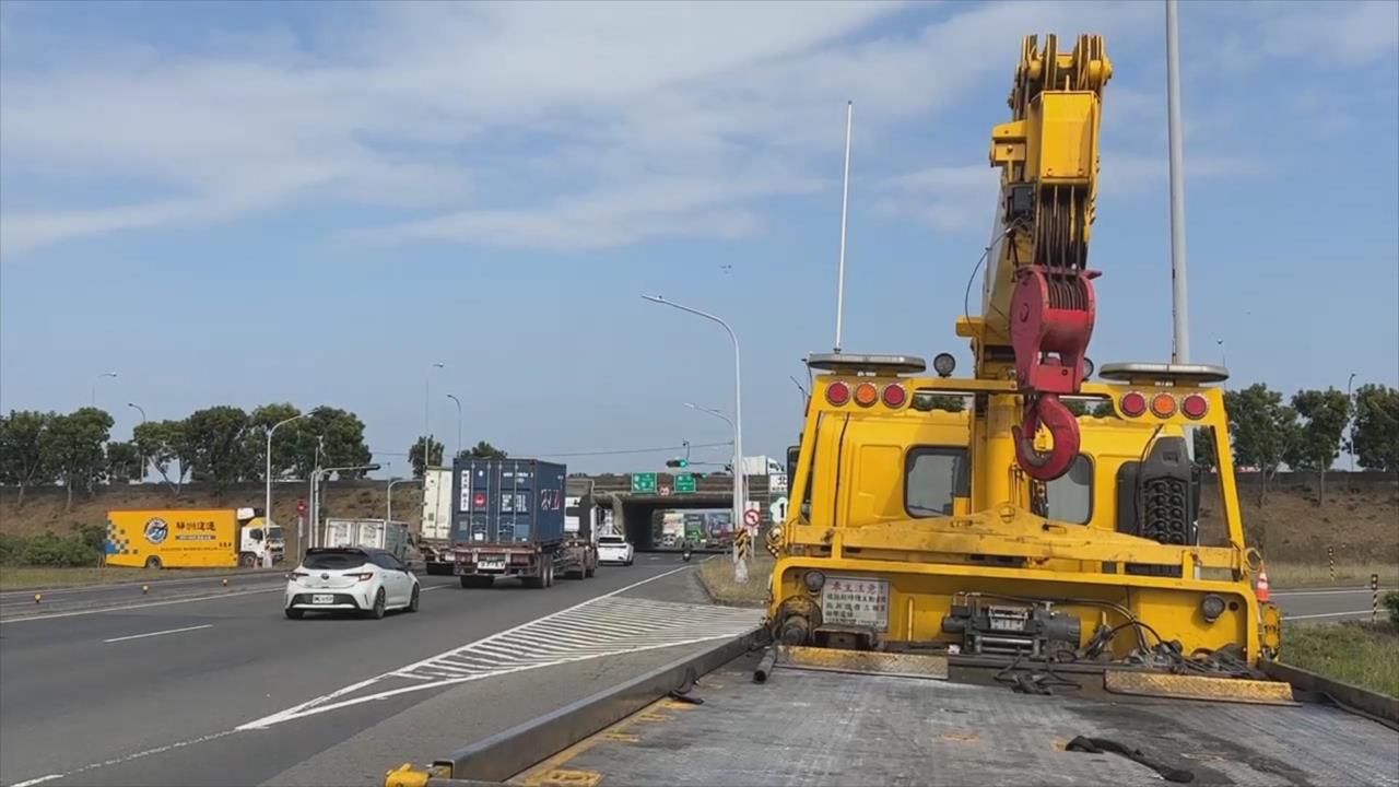 車拋錨國道嫌拖吊貴 車主竟自己推車下交流道