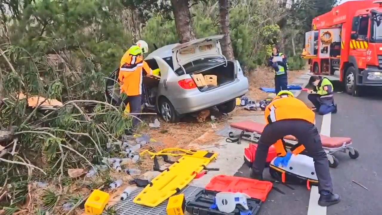 最新／過年驚悚車禍！澎湖夫妻自撞路樹「卡樹叢」　受困變形車內命危