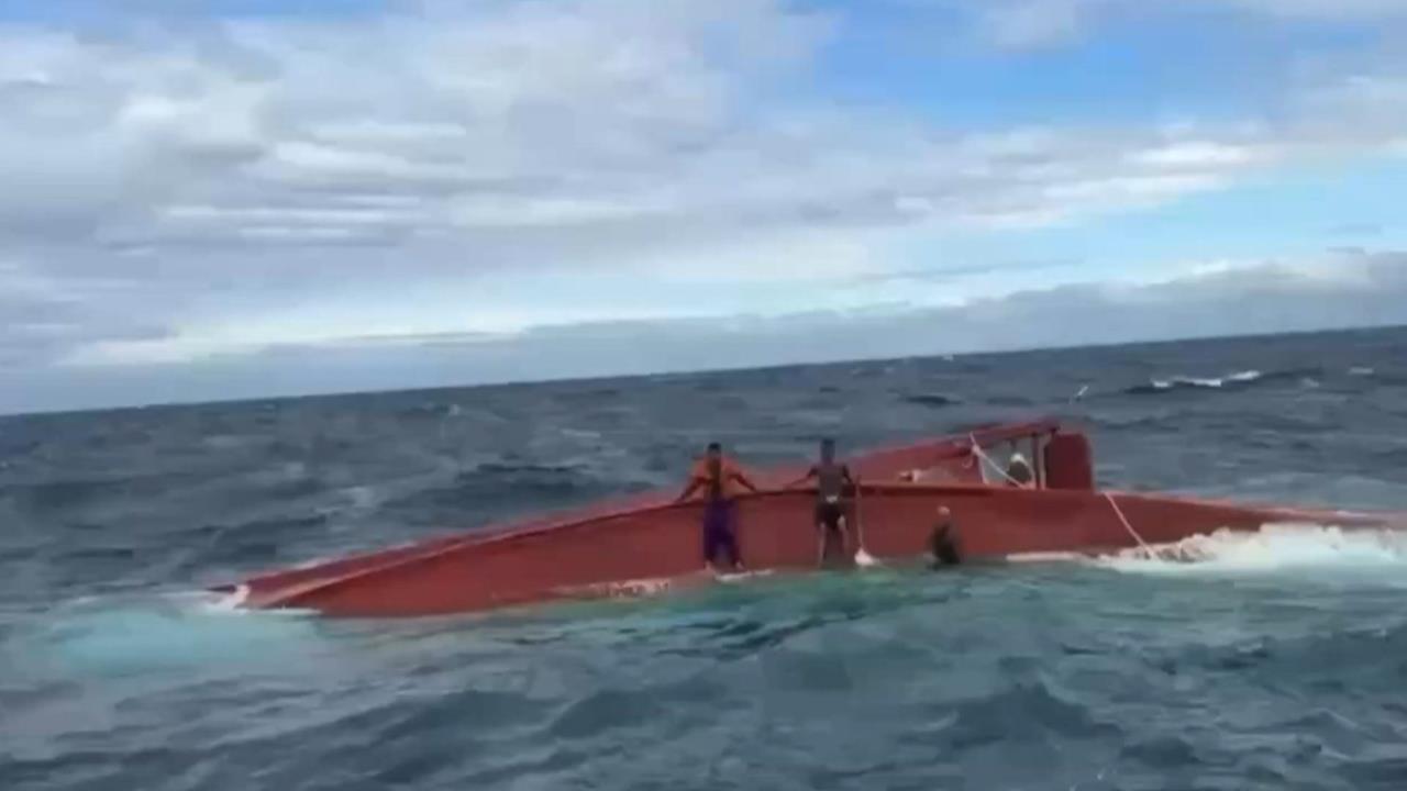 台東富岡漁港外海6公里漁船翻覆 3人落海"泡水2小時"