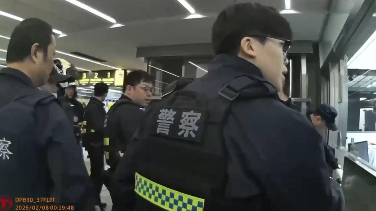 想模仿誰？凌晨北捷中山站「1男帶2刀亂晃」　大隊警力急到場逮人