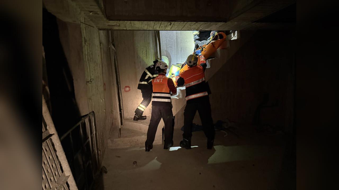 最新／北投工安意外！2工人倒臥頂樓水槽　送醫搶救中