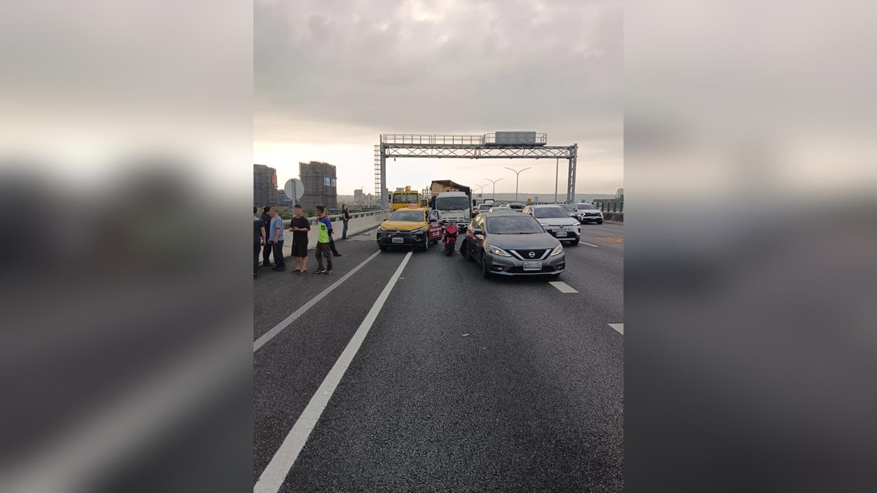 台74連環撞釀5傷　5車撞成一團畫面曝