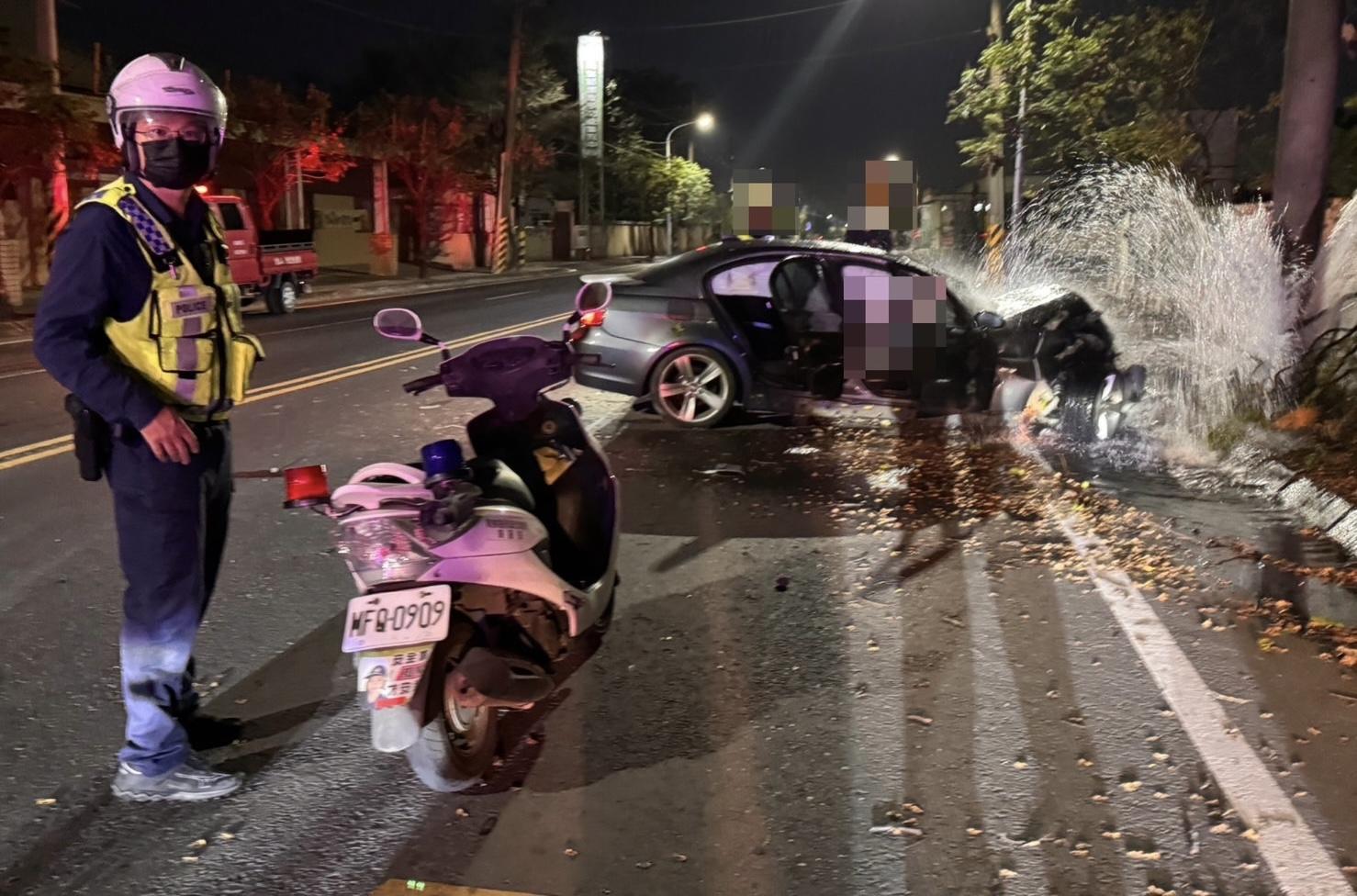 影/高雄燕巢BMW自撞消防栓　駕駛受困命危2乘客受傷