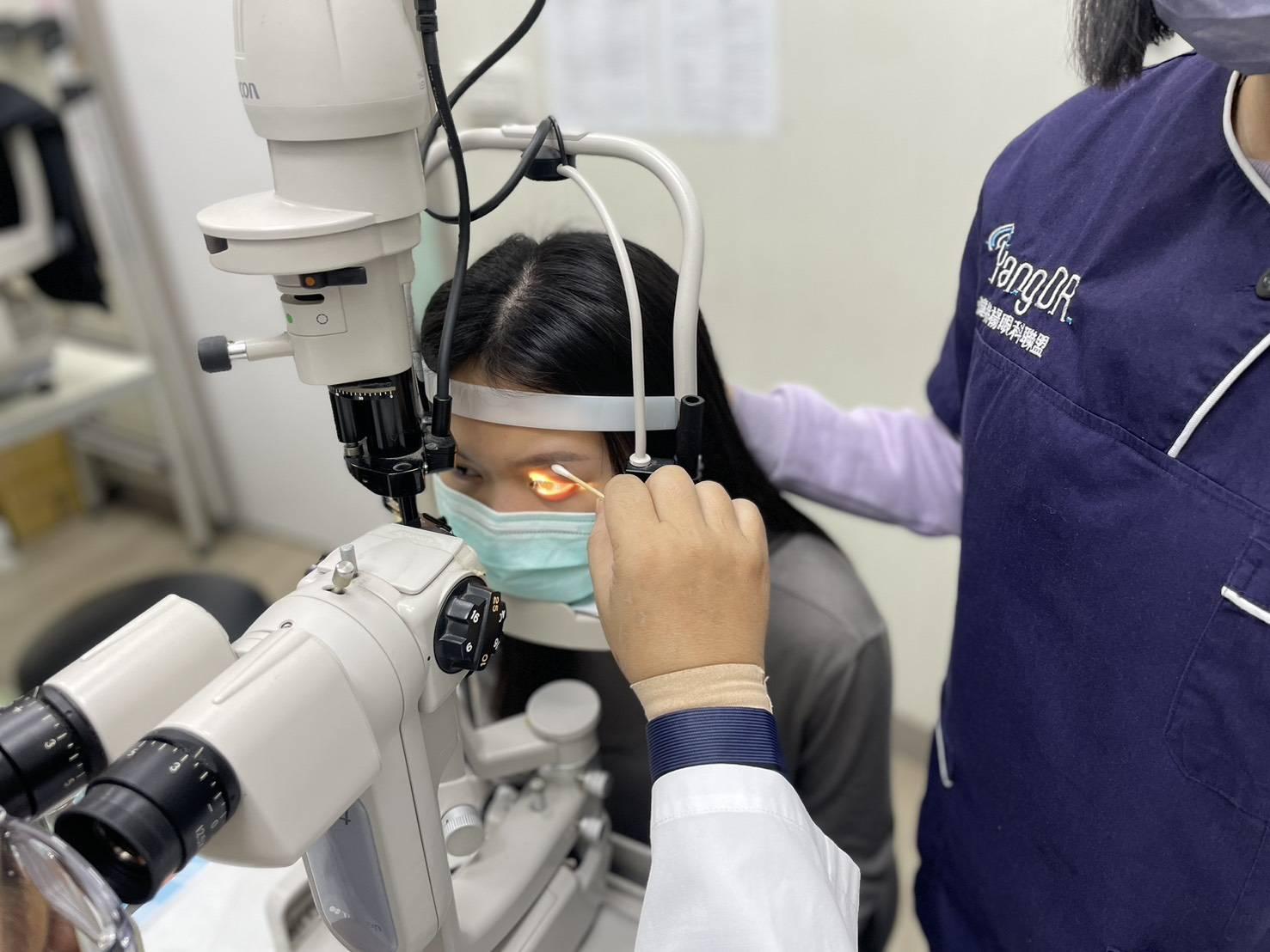 伸手抱馬爾濟斯遭咬傷眼皮！醫驚從眼中夾出「小狗斷牙」