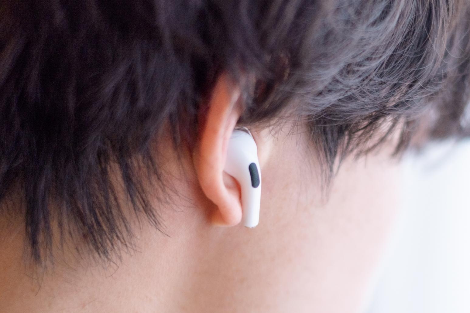 藍芽耳機戴太久恐發黴！醫揭3大致病警訊「千萬別用棉花棒」