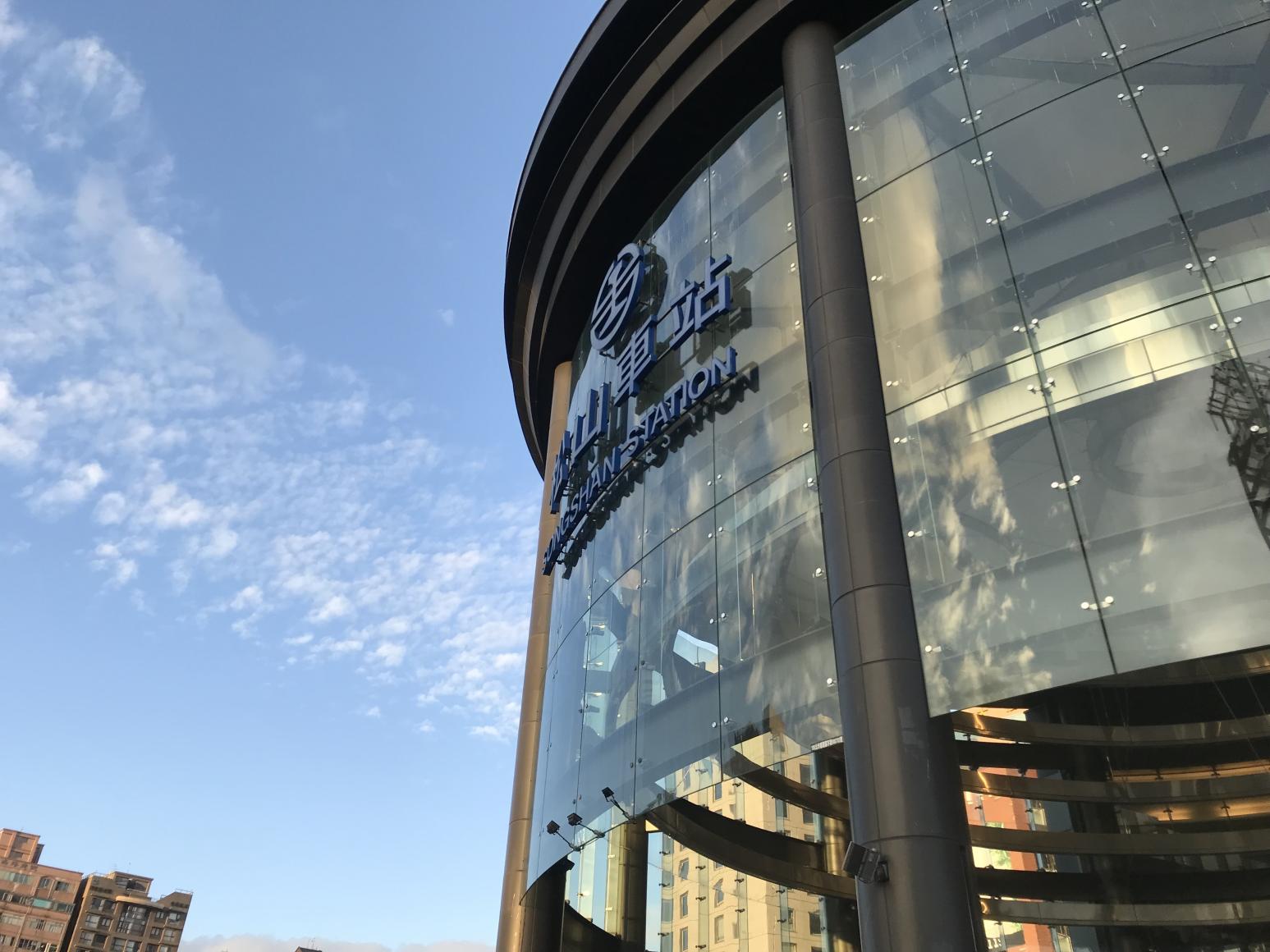 低頭族悲劇！婦人一腳踩空不慎墜軌　鐵路警將依法重罰