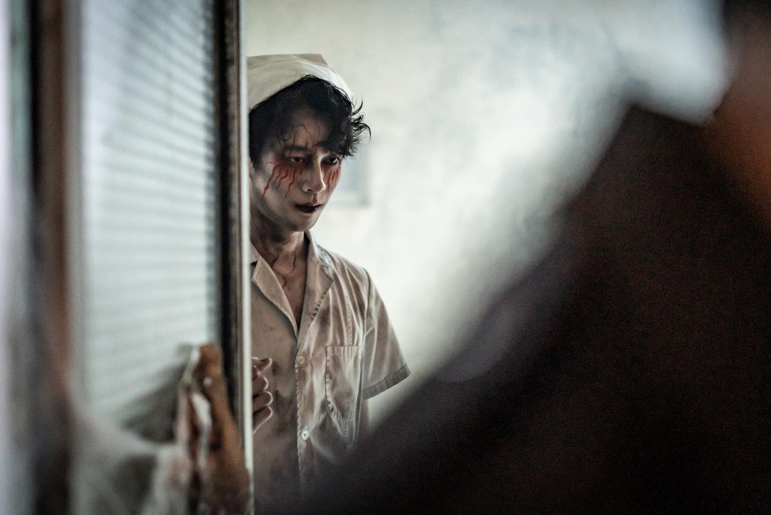 顏廷儒扮鬼嚇人出糗「慘跌四腳朝天」 對戲邵雨薇緊張到狂NG