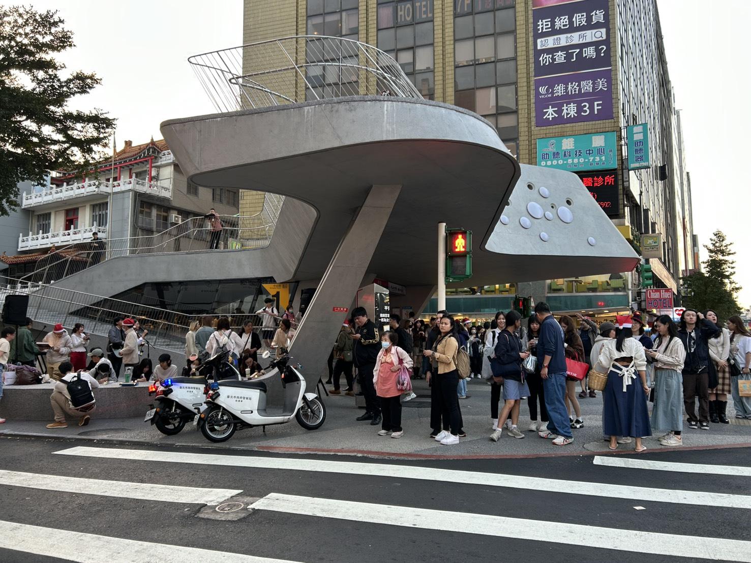 北捷中山站怪男「胸前口袋插刀」　大批警力衝現場逮人