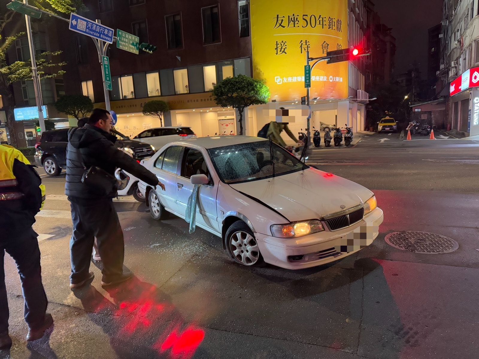 新北街頭傳槍響！偷車賊拒檢衝撞逃逸　警開4槍破窗把人拖下車