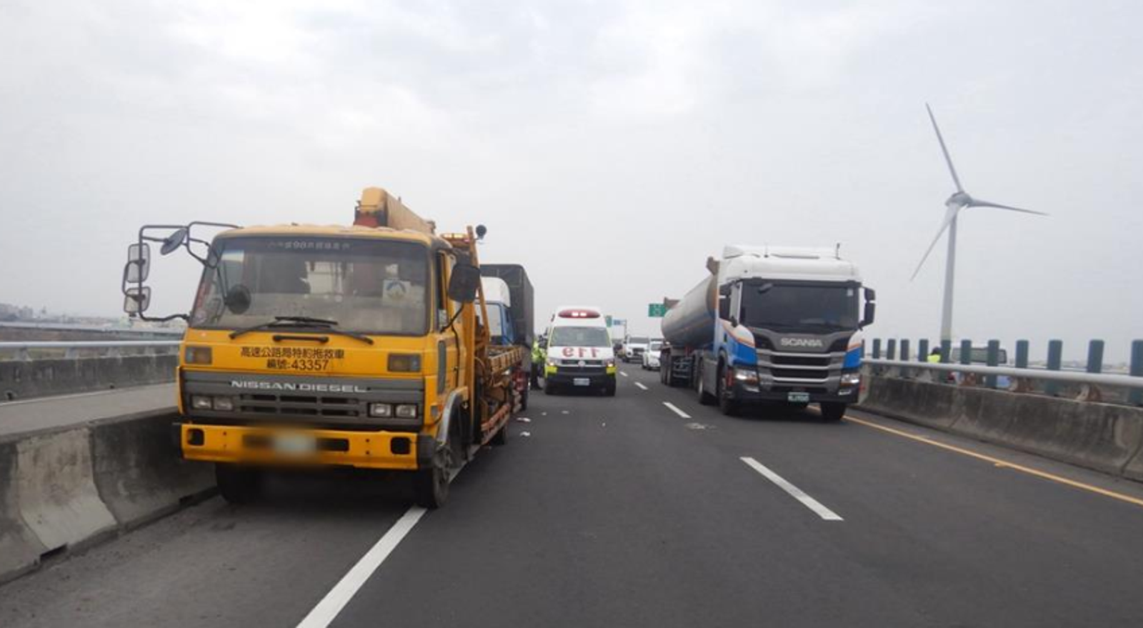 西濱拖吊司機被撞、頭骨碎裂　白車男躲11小時深夜投案