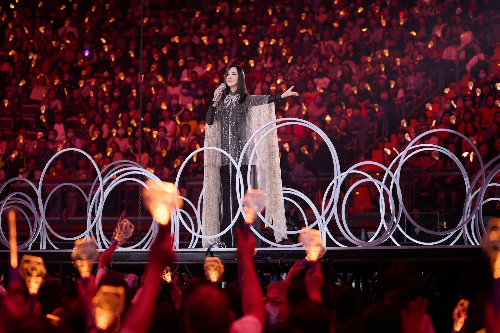 收官場祝台灣風調雨順！江蕙27米長空橋直升3樓寵粉　曝光媽媽當年「以歌傳情」