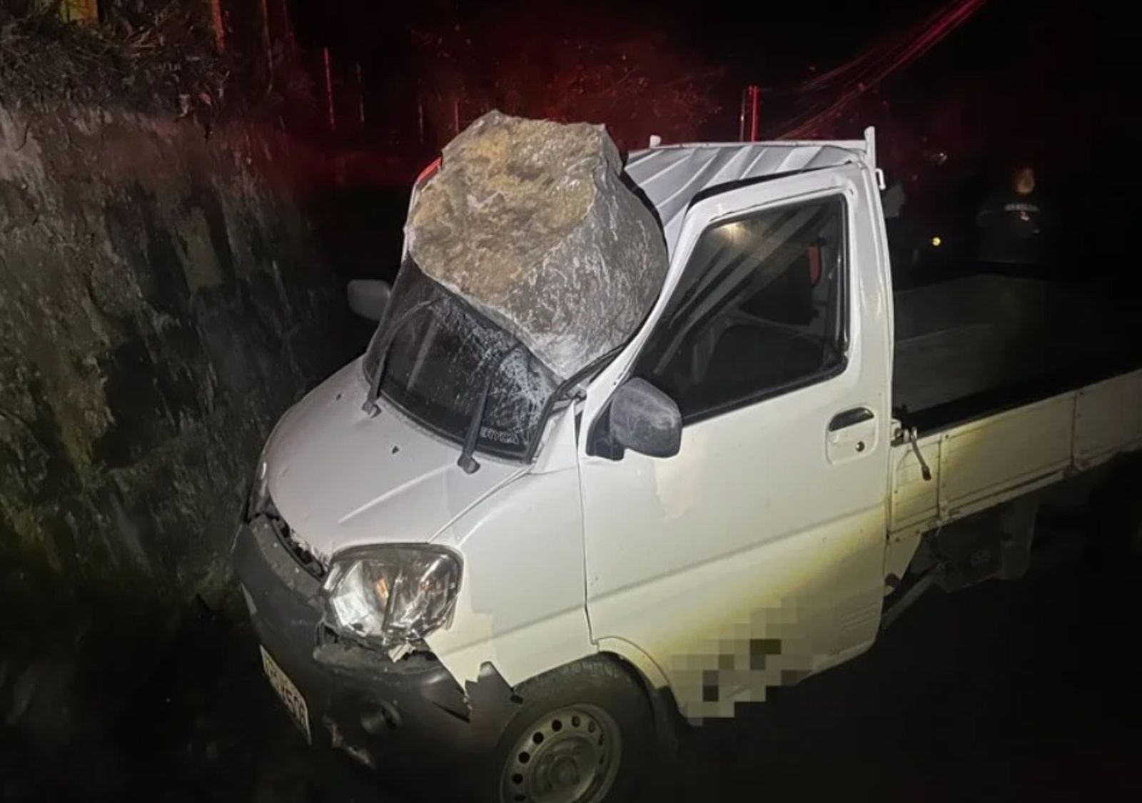 冰箱大落石從天而降！苗栗泰安小貨車被砸　菲籍2移工死裡逃生