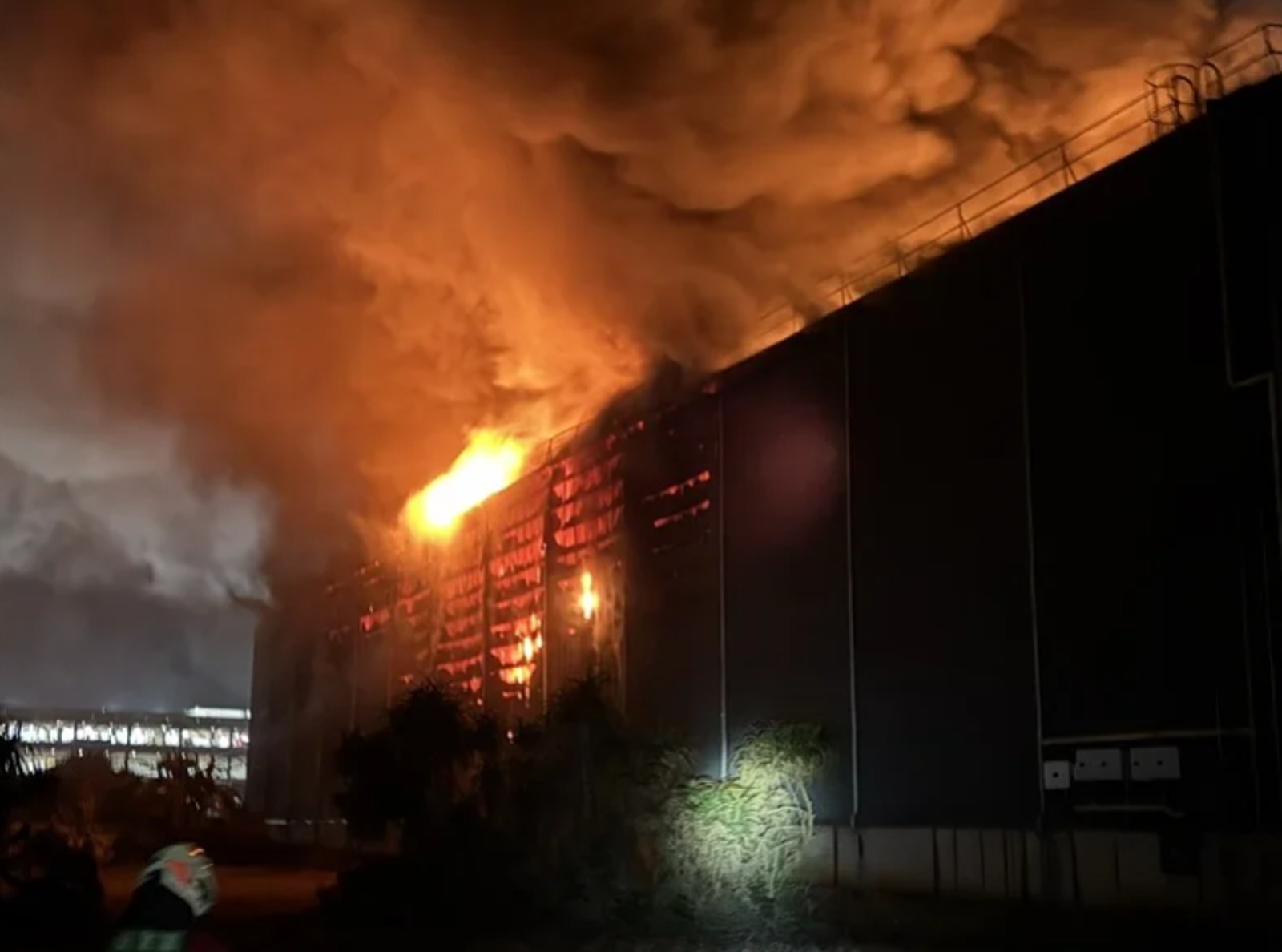 桃園大園暗夜火警　連棟倉庫陷火海150分鐘　百名消防員截斷火路
