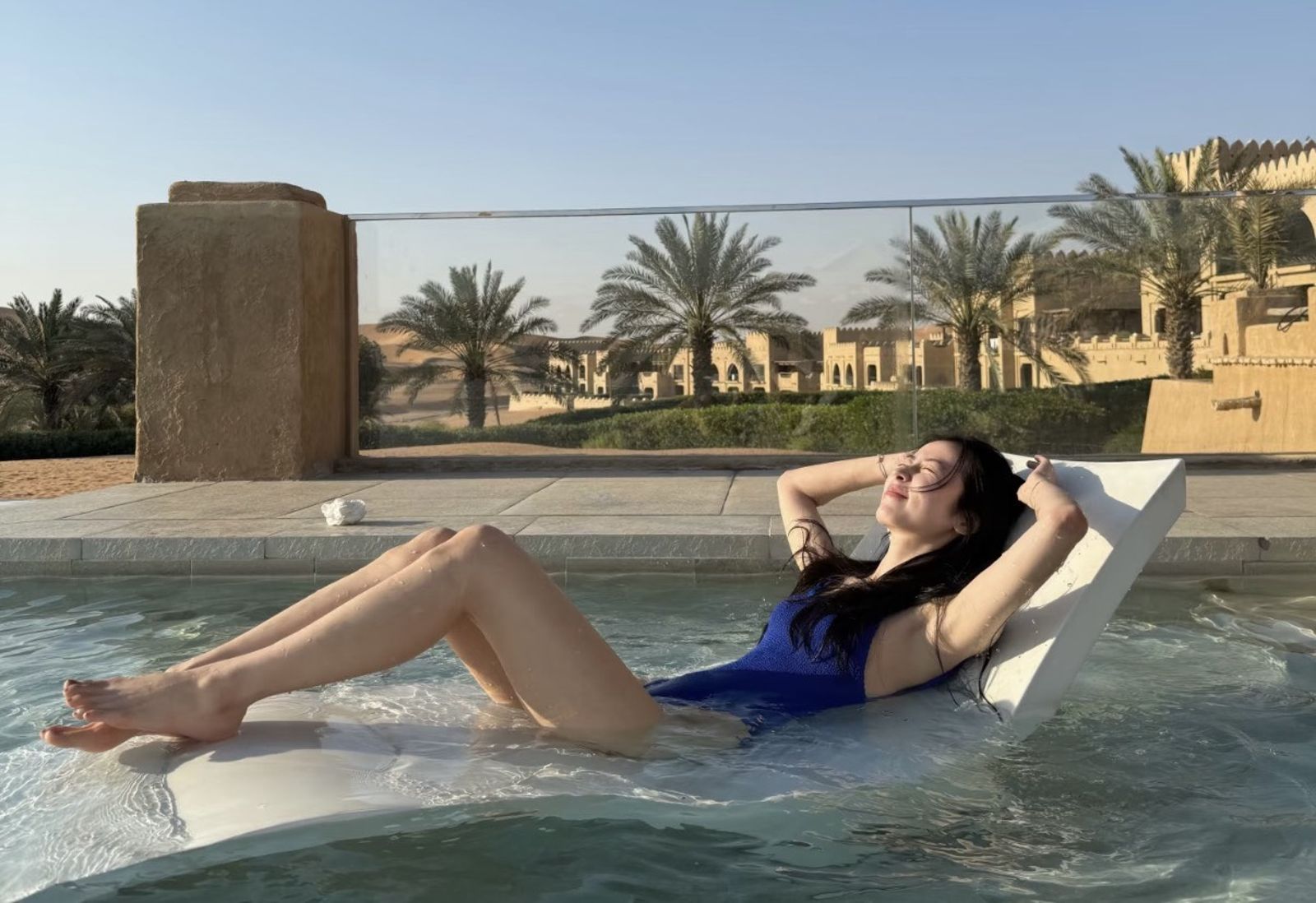 戲劇女神4天前在阿布達比曬泳裝美照　中東戰火升溫沒音訊！粉絲急壞狂問：回來沒？