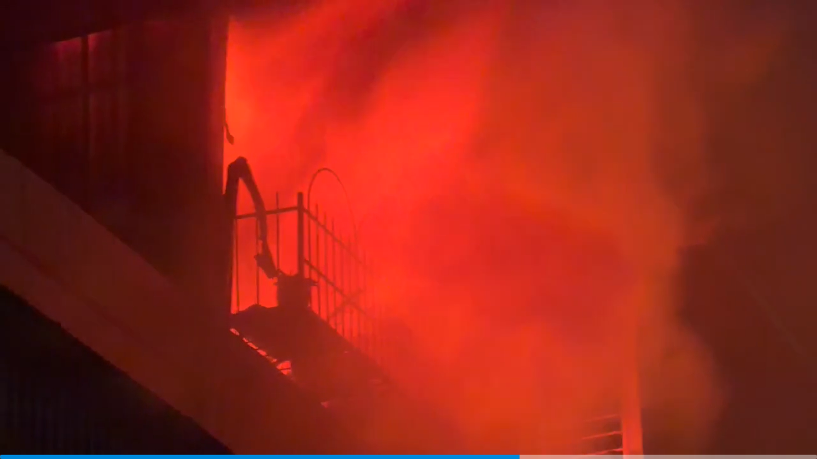 「裡面還有人！」高雄鳳山深夜惡火　男子被燒成焦屍…家屬哭斷腸