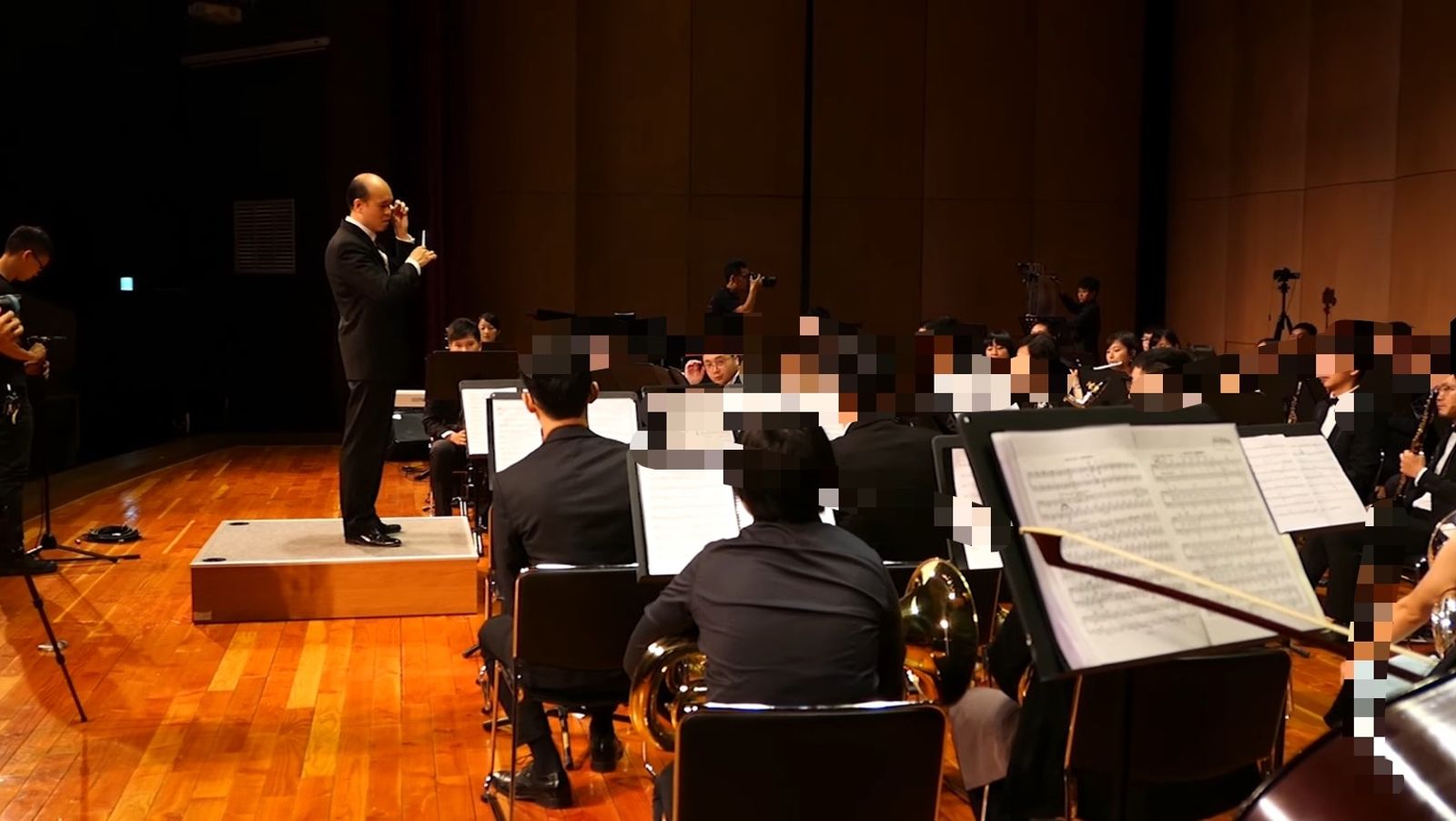 樂團指揮迫趴地2／指揮稱合理管教　校方調查反覆挨轟護航