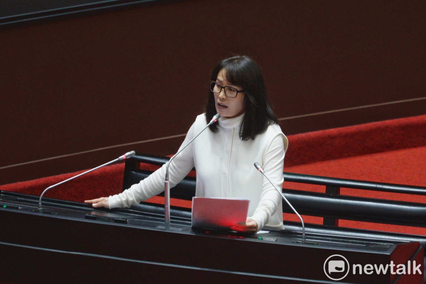 高金素梅北檢複訊身體不適先請回限制出境出海！癱挽法警手臂離開