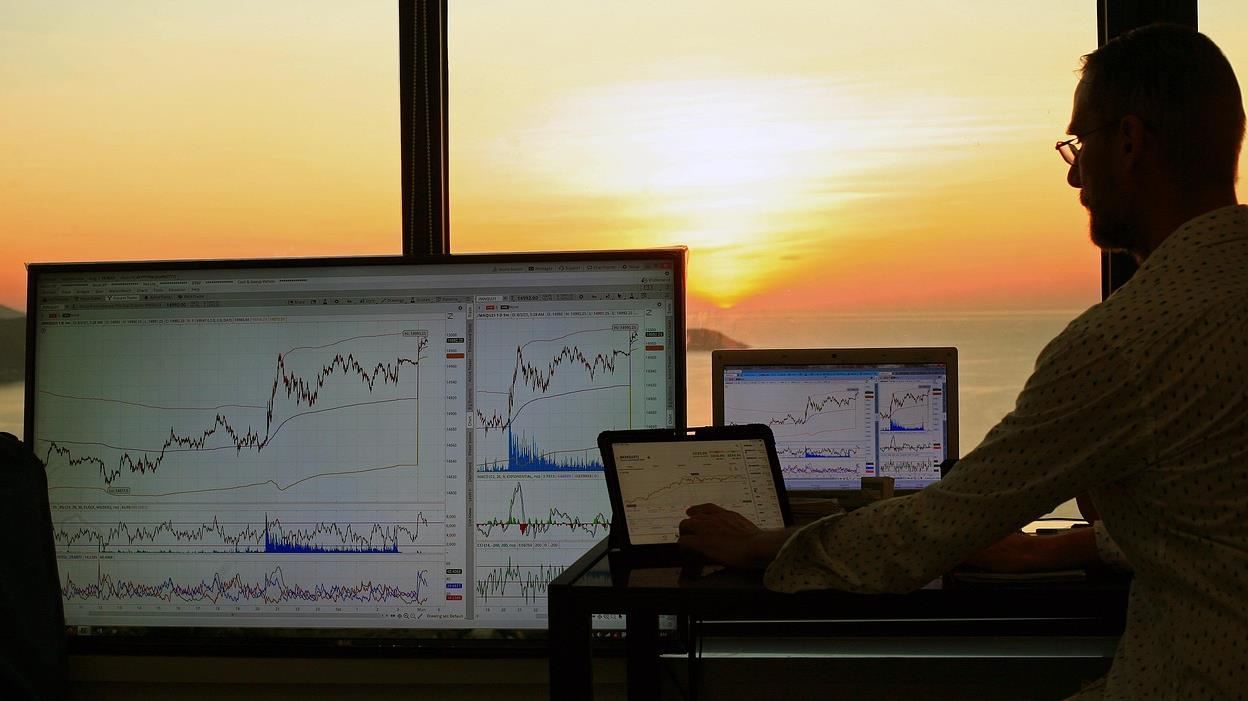 一邊怕修正一邊怕踏空　這檔採「攻守雙打」解法跟上行情！