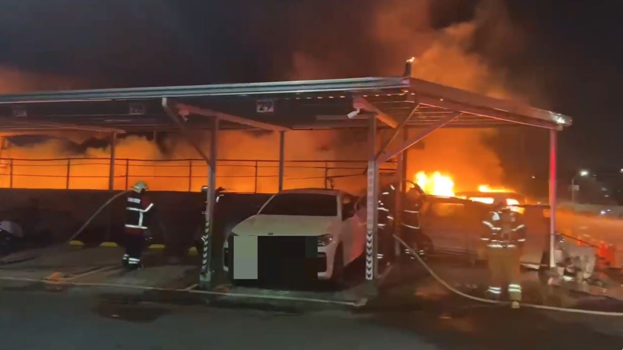 快訊／台南流當車場陷火海！消防局大批人車衝現場搶救中