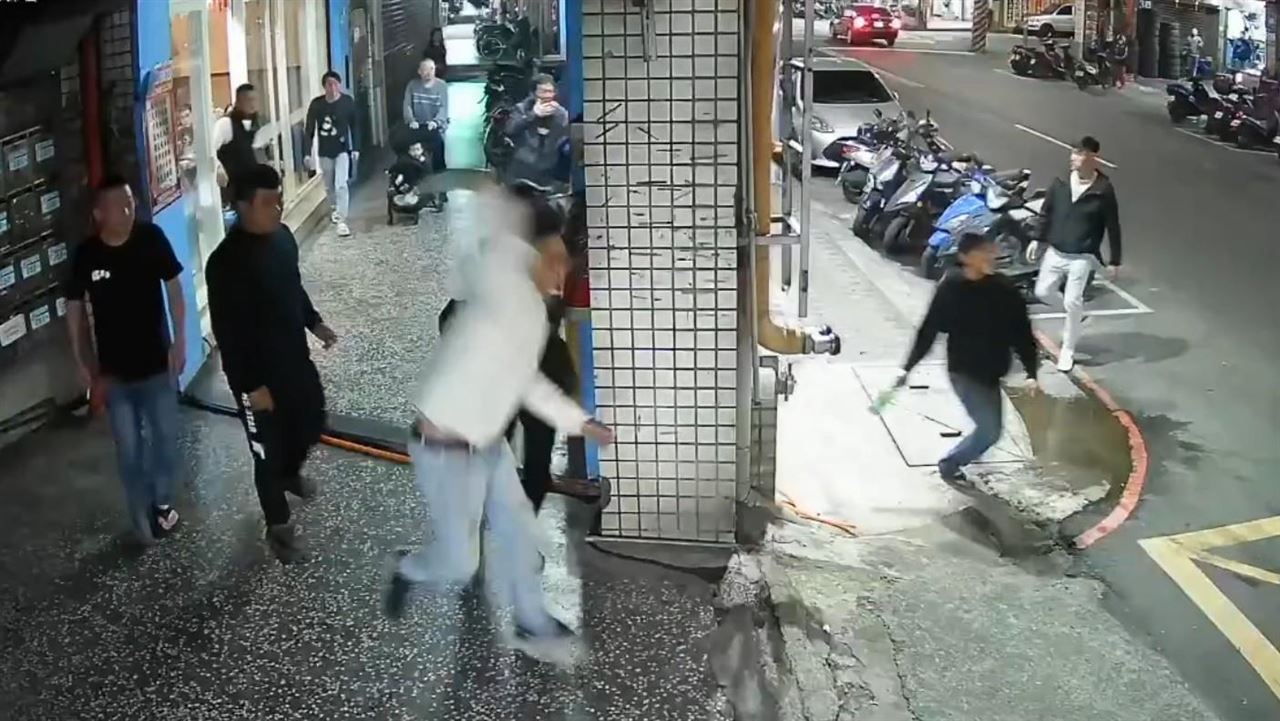 新莊尾牙濺血！包商請款遭拒怒揮菜刀　現場酒瓶椅凳亂飛、監視器畫面曝