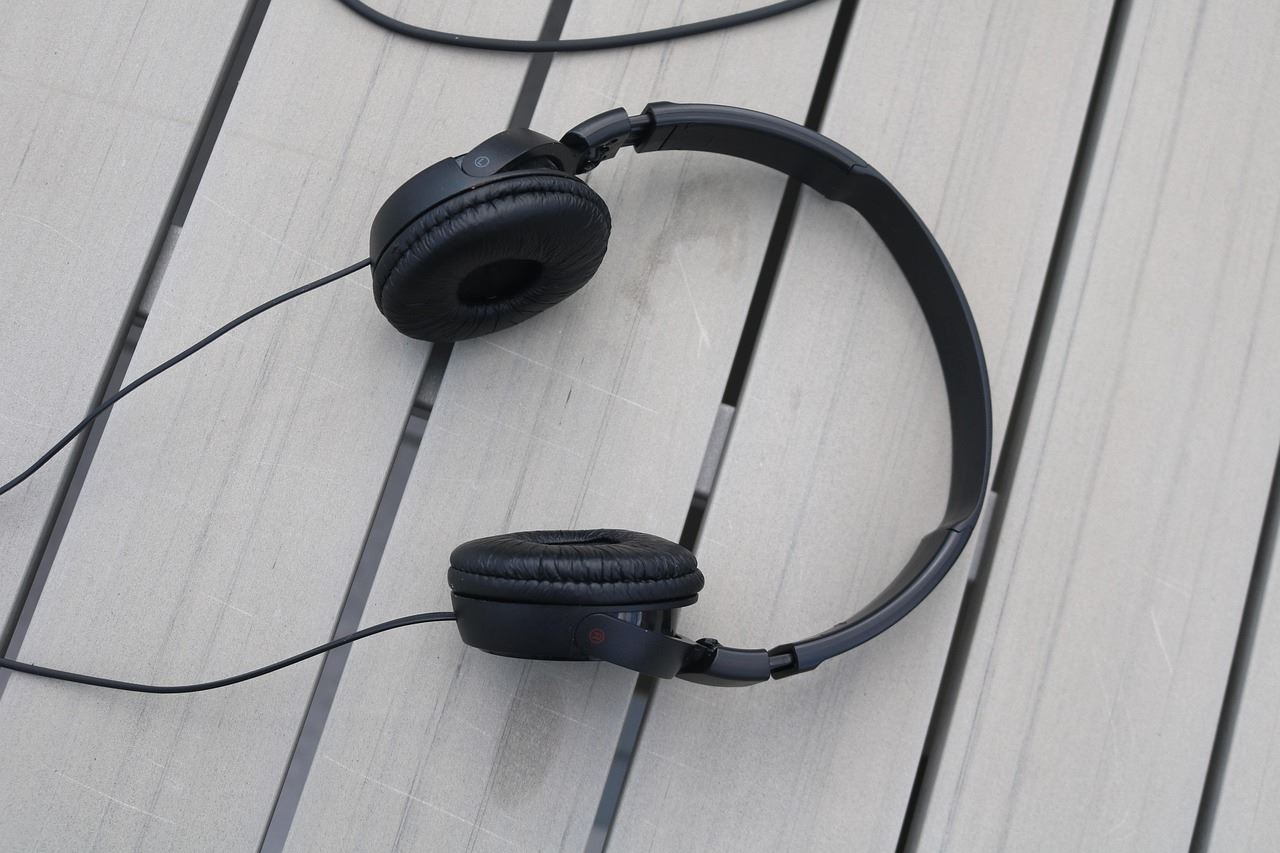 貼身危機！全球 81 款耳機驗出致癌物　專家警示：流汗恐助毒素滲入皮膚