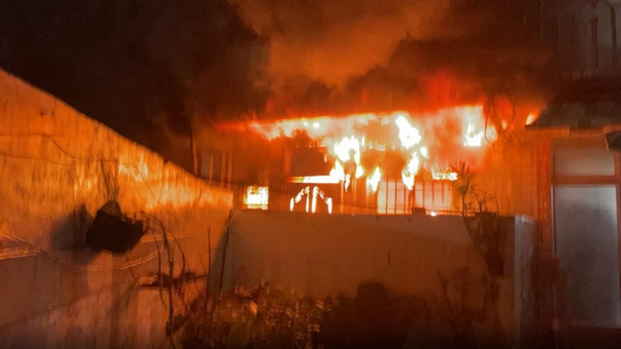 快訊／高雄蓮池潭旁「民宅全面燃燒」大批警消衝現場搶救中